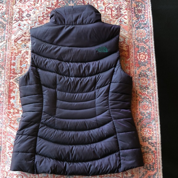 Woman’s, The North Face vest, Small, blackberry wine/green. - Picture 4 of 7